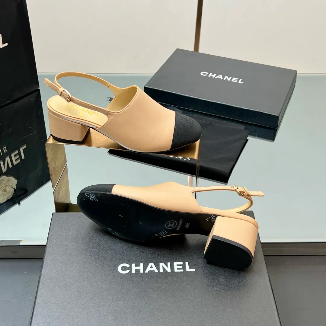👟👟Ex-factory price 580👟👟 Top quality! Chanel Xiaoxiang 25C early spring new product, thick-heeled cap-toe sandals and back-strap single shoes. Grandma Xiang’s always elegant and ladylike temperament, full of high-end sense, very nice on the feet ~ French style, really beautiful to the top of my heart! An elegant and romantic fairy should be like this! The minimalist color scheme is deeply rooted in people's hearts~ It goes well with either skirts or casual wear! Whether worn barefoot or paired with skirts or trousers, it is very versatile! Incomparably beautiful! Special fairy ✔ Check out the details of my house and take real photos. Fabric: Sheepskin ➕ Grosgrain. Inner pads: all silk sheepskin. Outsole: cowhide outsole imported from Italy. Heel height: 4.5cm. Size: 35-39 (40/41 customized). Comes with counter 🇮🇹 authentic packaging.